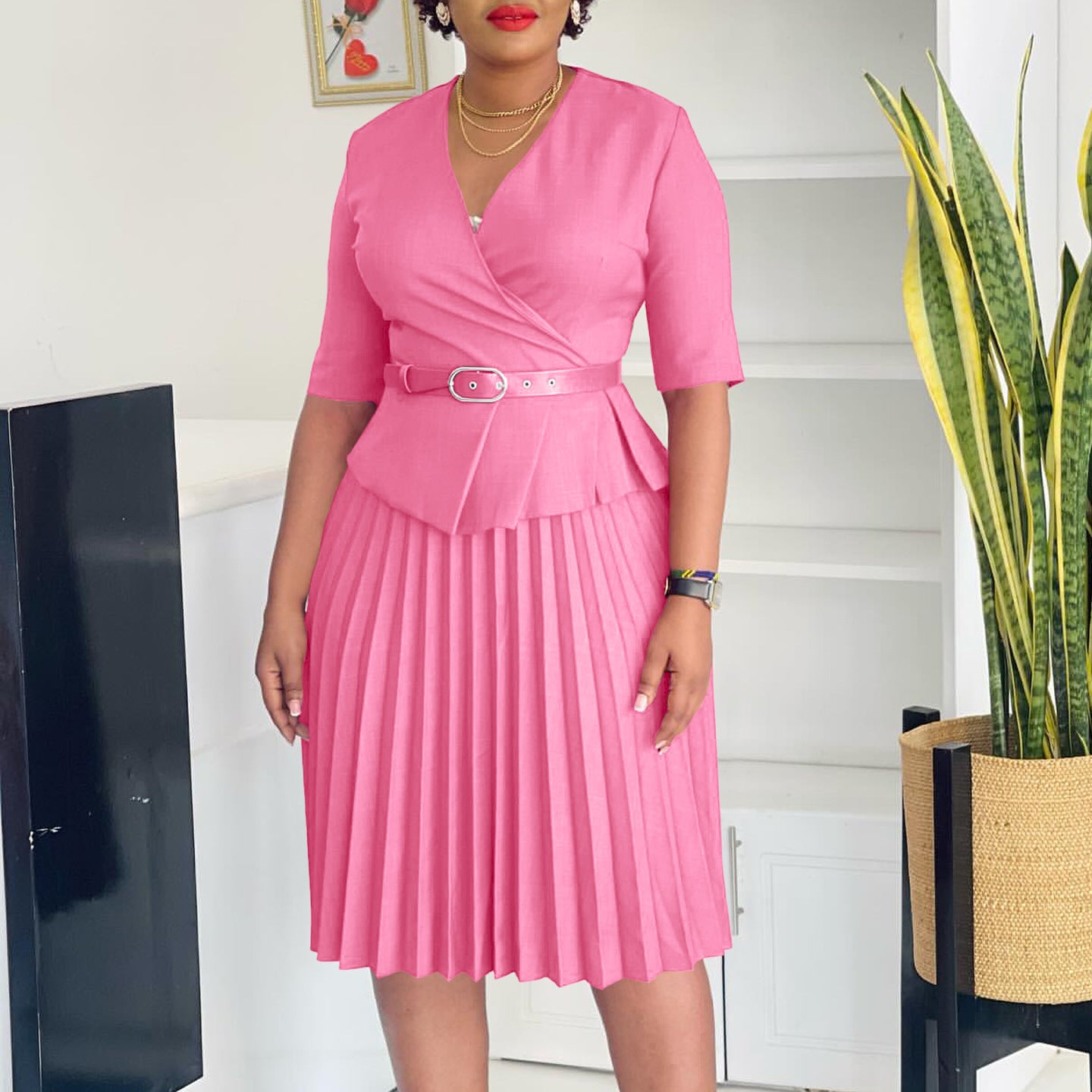 Damen Plissiertes Wickelkleid mit eleganter Taillierung und Gürtel Stalluxe