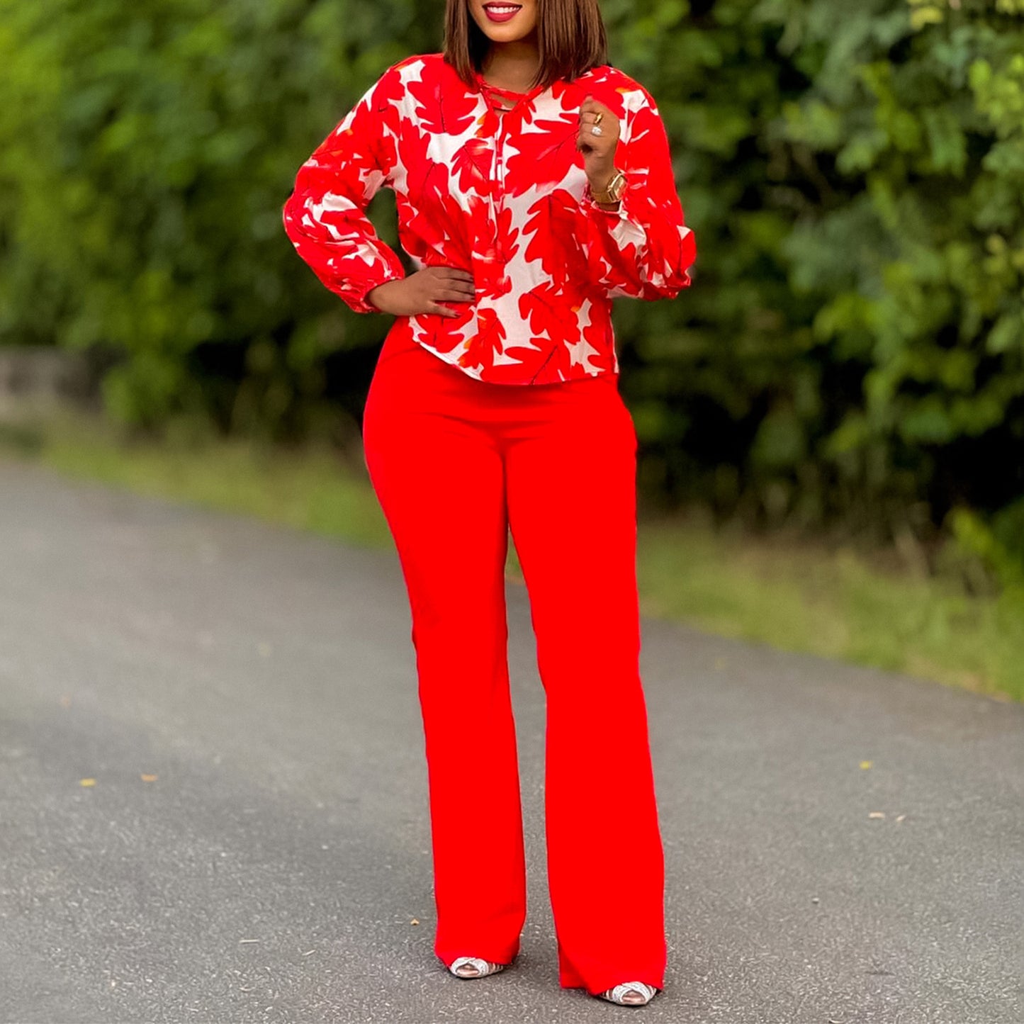 Damen Elegantes Set bestehend aus lässiger Bluse mit voluminösen Ärmeln und klassischer Hose Stalluxe