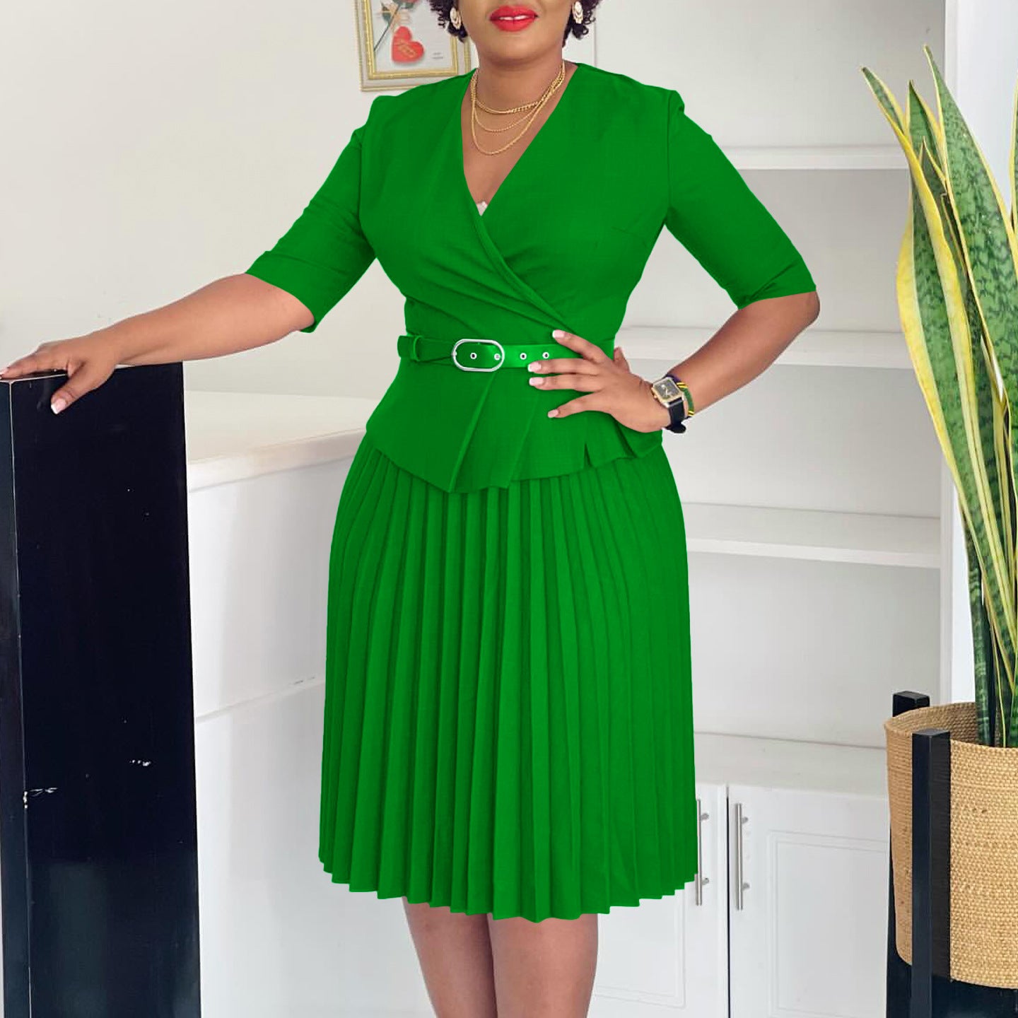 Damen Plissiertes Wickelkleid mit eleganter Taillierung und Gürtel Stalluxe