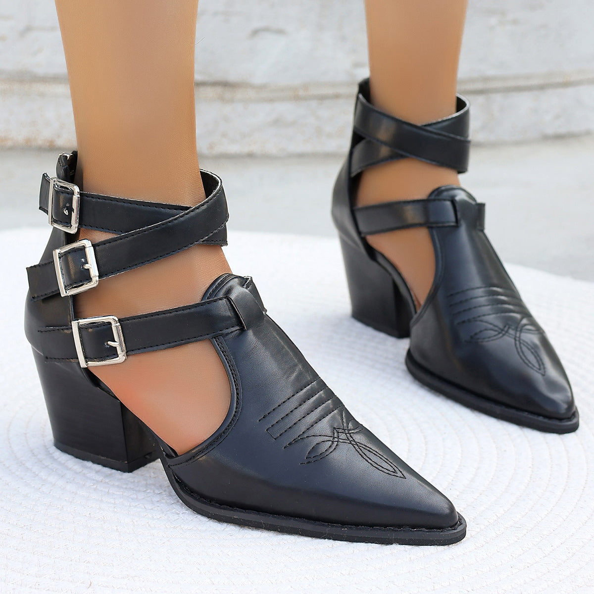 Damen High Heel Stiefeletten mit einzigartigen Riemen und verziertem Absatz Stalluxe