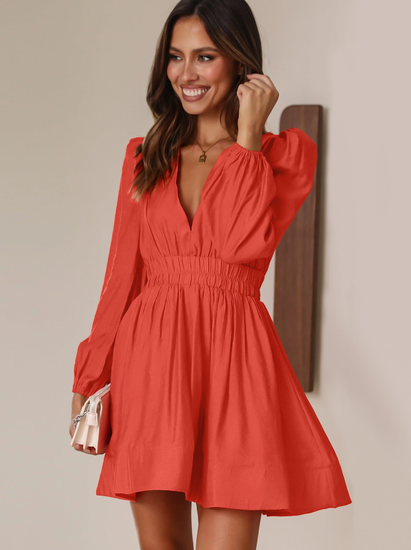 Damen Mini Kleid mit V-Ausschnitt und voluminösen Ärmeln Stalluxe
