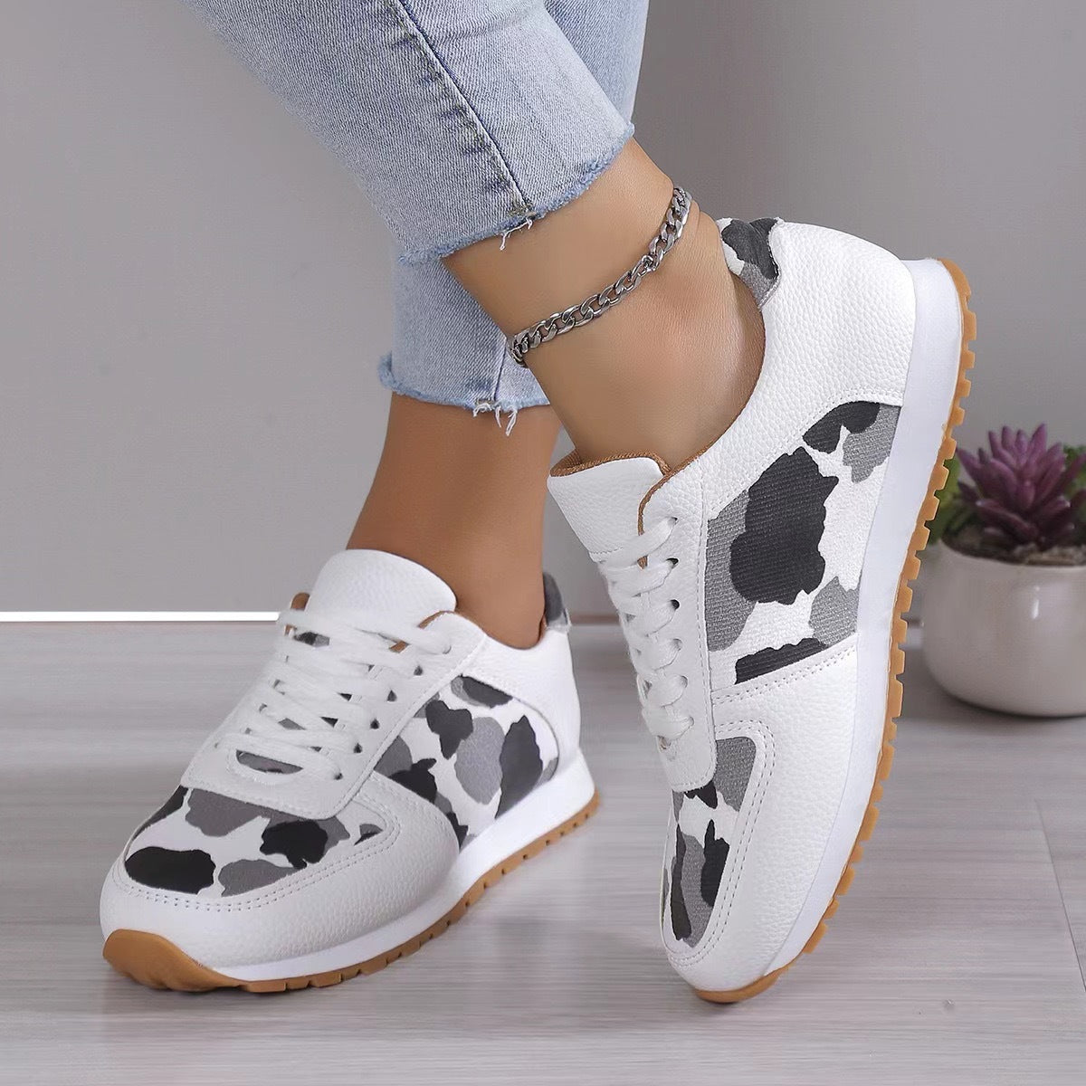Damen Sportliche Sneakers mit tierischem Print und rutschfester Sohle Stalluxe