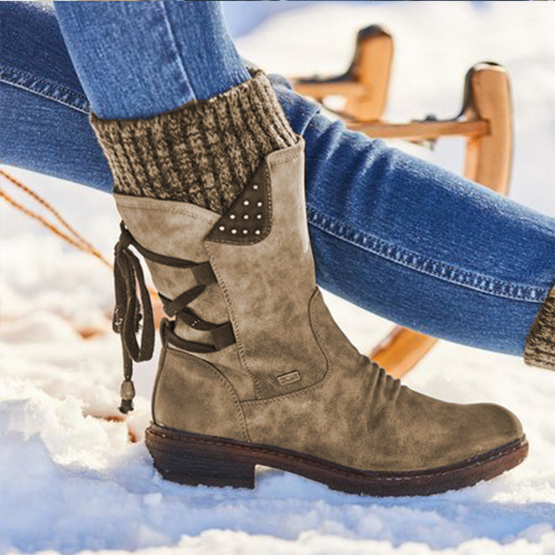 Damen Winterliche Stiefel aus weichem Wildleder mit dekorativem Riemendesign Stalluxe
