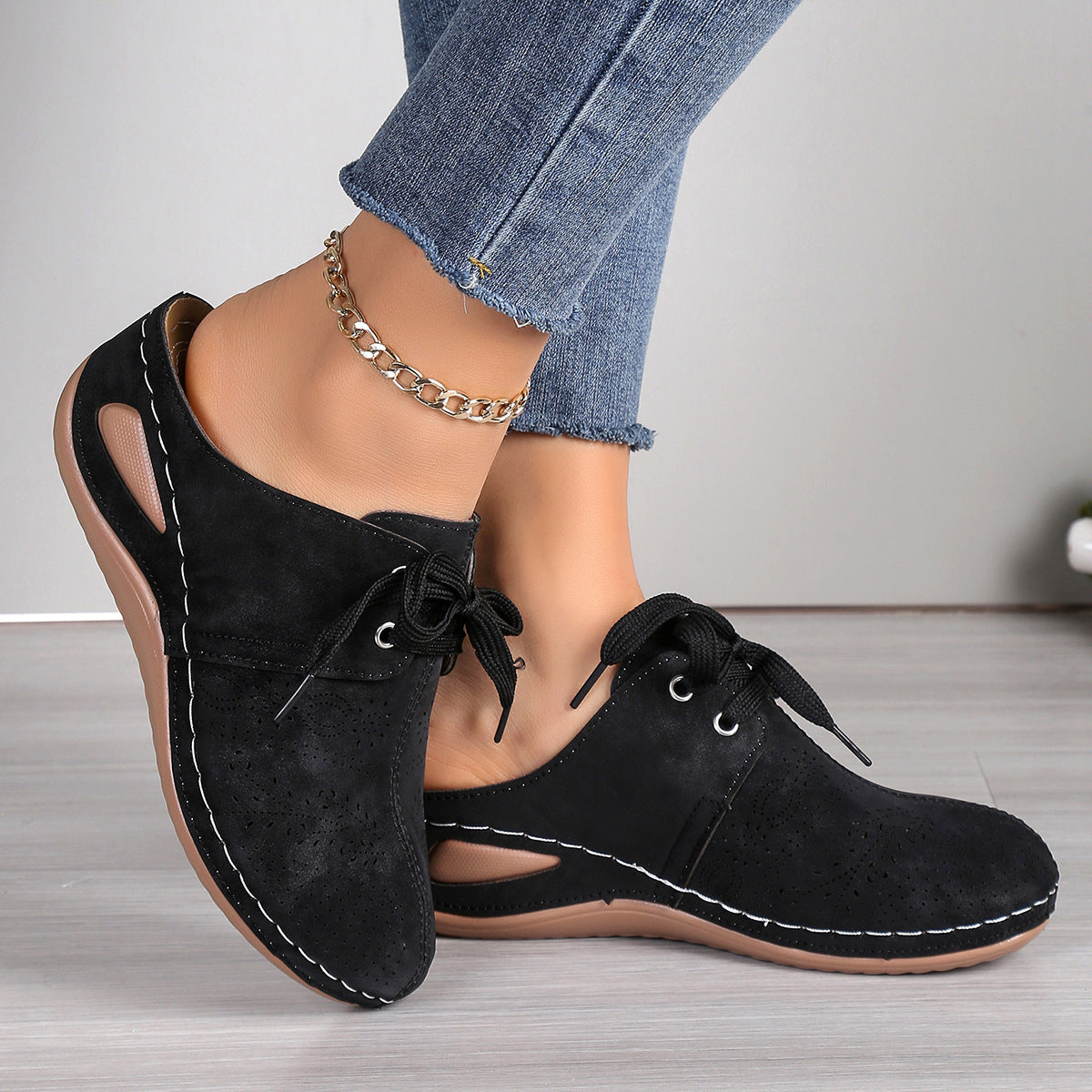 Damen Freizeit-Schnürschuhe aus atmungsaktivem Leder mit dekorativen Ausschnitten Stalluxe