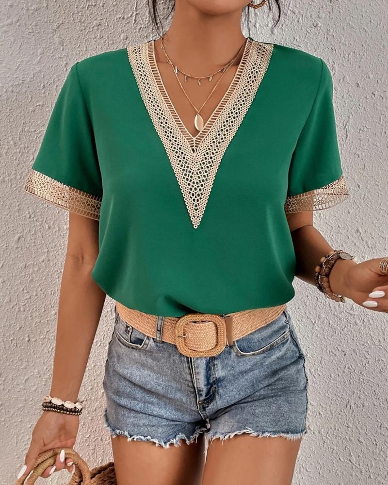 Damen Elegante Bluse mit V-Ausschnitt und dekorativen Spitzenapplikationen Stalluxe
