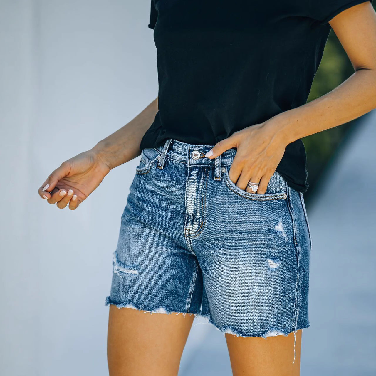 Damen modische Denim-Shorts im Used-Look mitFransenabschluss Stalluxe