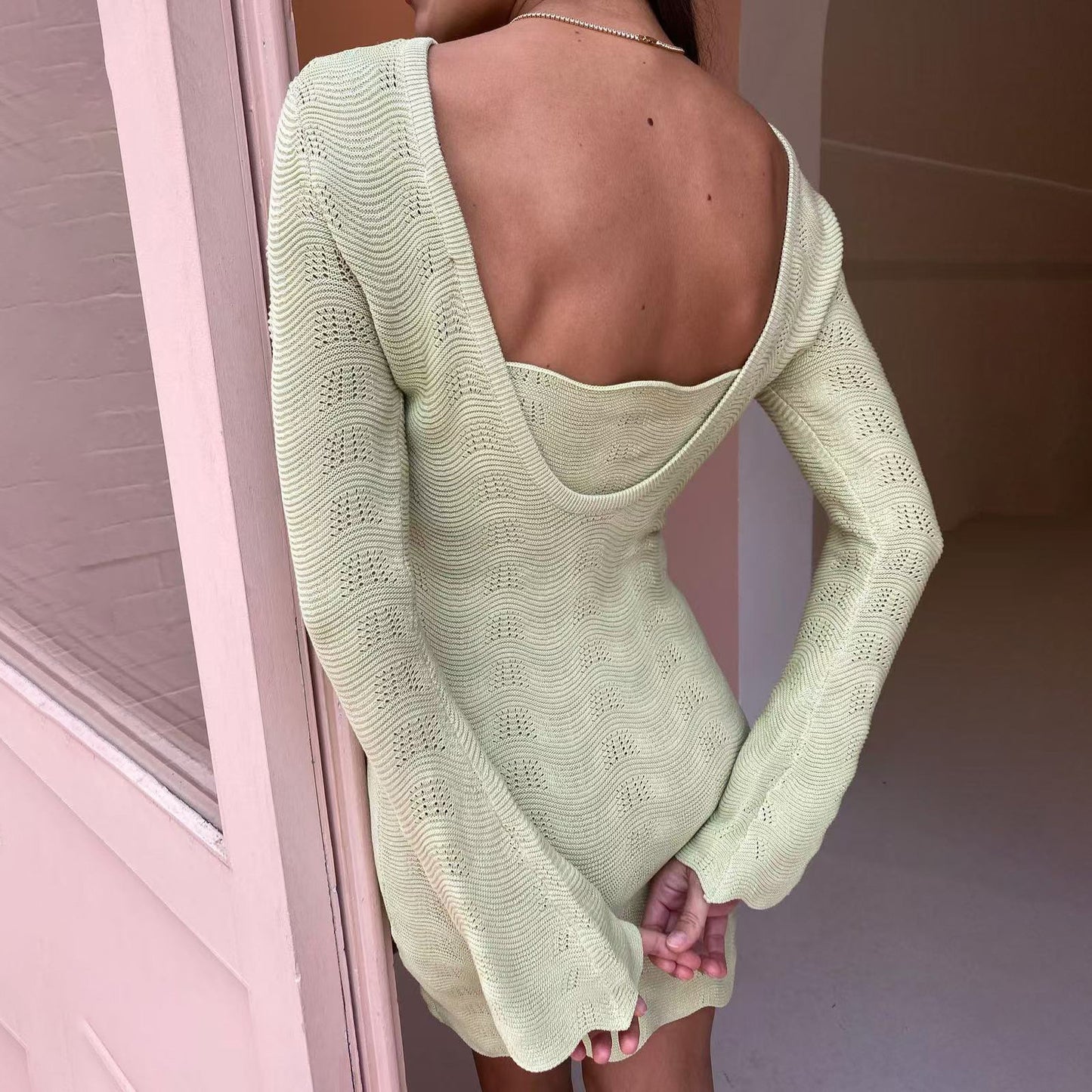 Damen Strickkleid mit tiefem V-Ausschnitt und schickem Wellensaum Stalluxe
