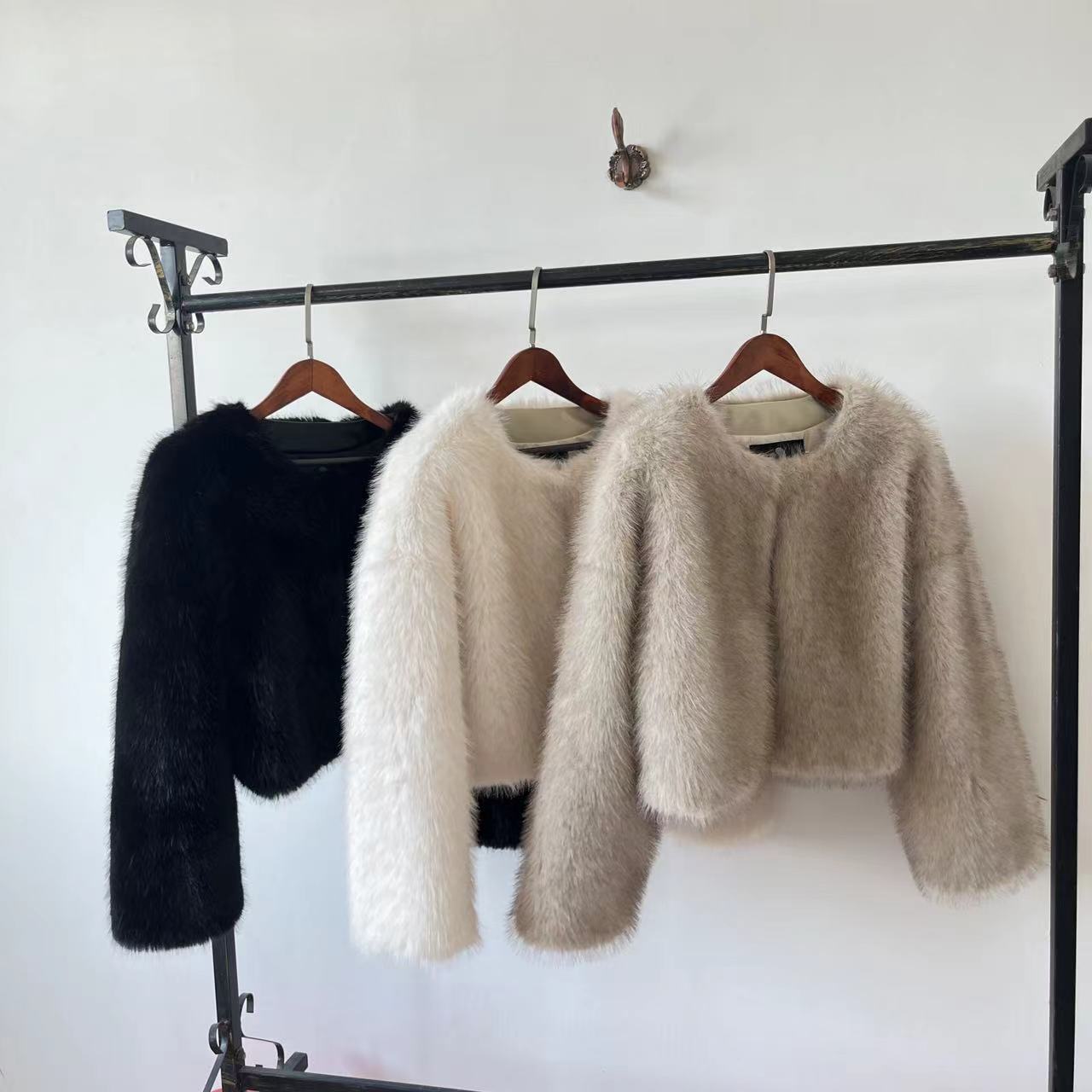 Damen Elegante und stilvolle Jacke aus Kunstfell Stalluxe