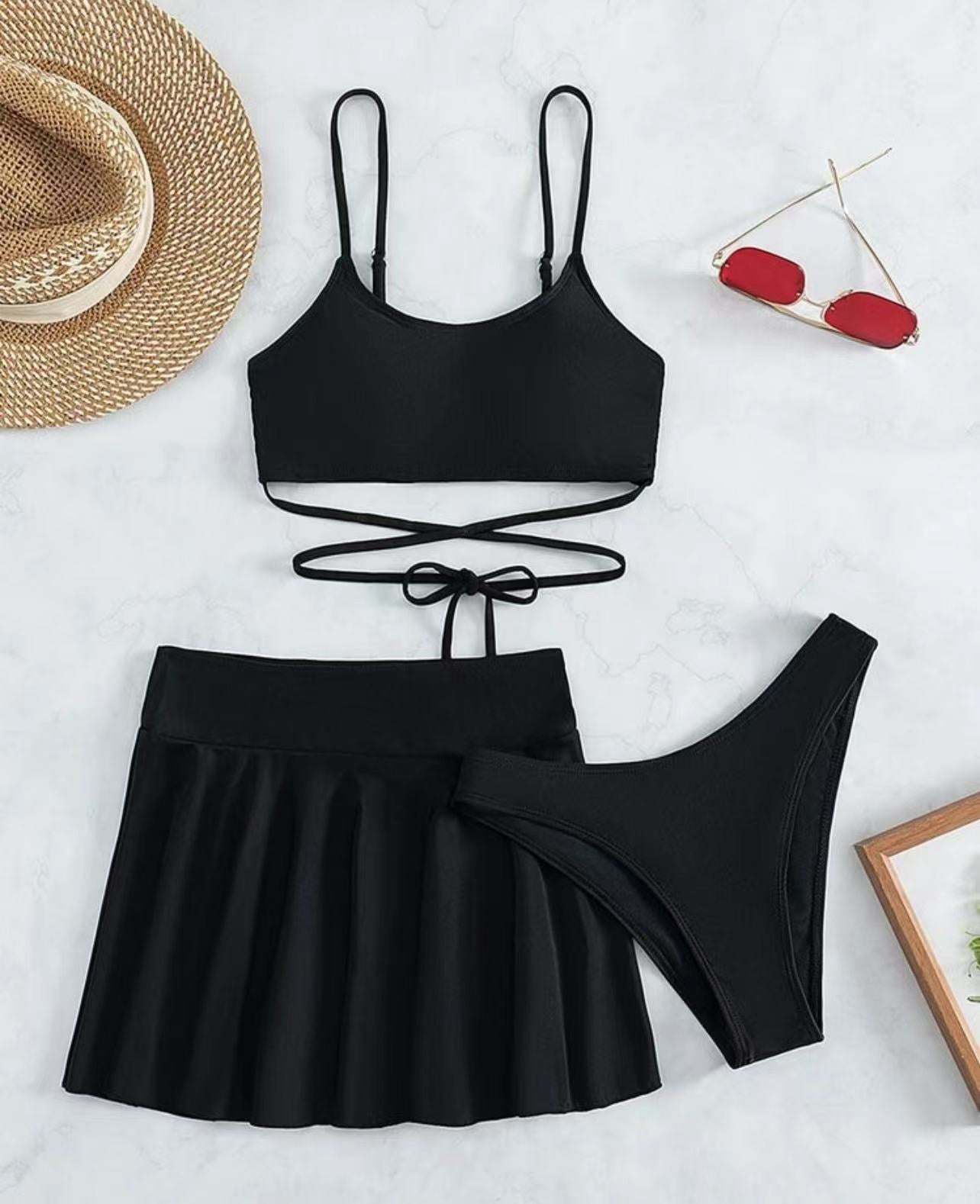 Damen Bikini-Set mit verspielt geschnittenem Oberteil und femininer Wickelrock-Shorts Stalluxe