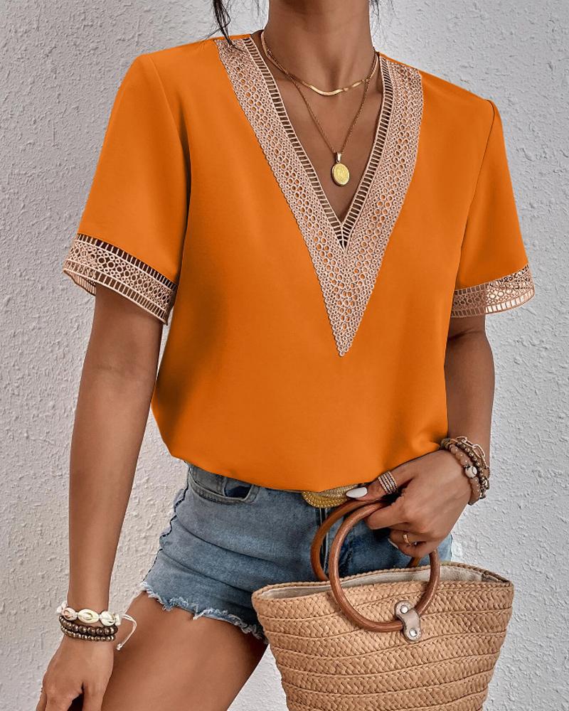 Damen Elegante Bluse mit V-Ausschnitt und dekorativen Spitzenapplikationen Stalluxe