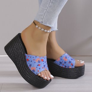 Damen Plateau-Pantoletten mit verspieltem Herzdesign Stalluxe