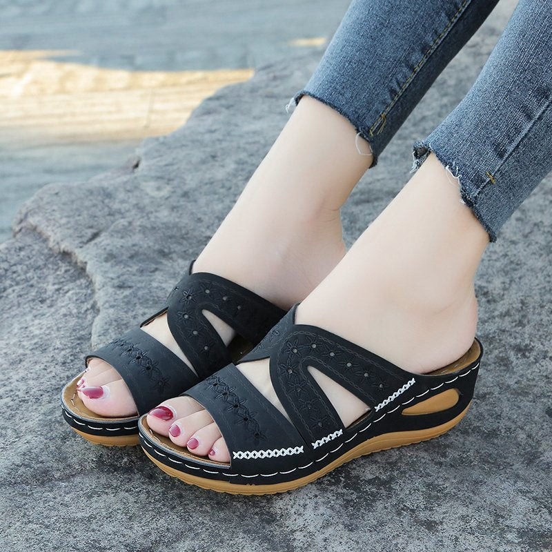 Damen Komfortable Riemchen-Sandalen mit floralem Design und angrenzenden Öffnungen Stalluxe