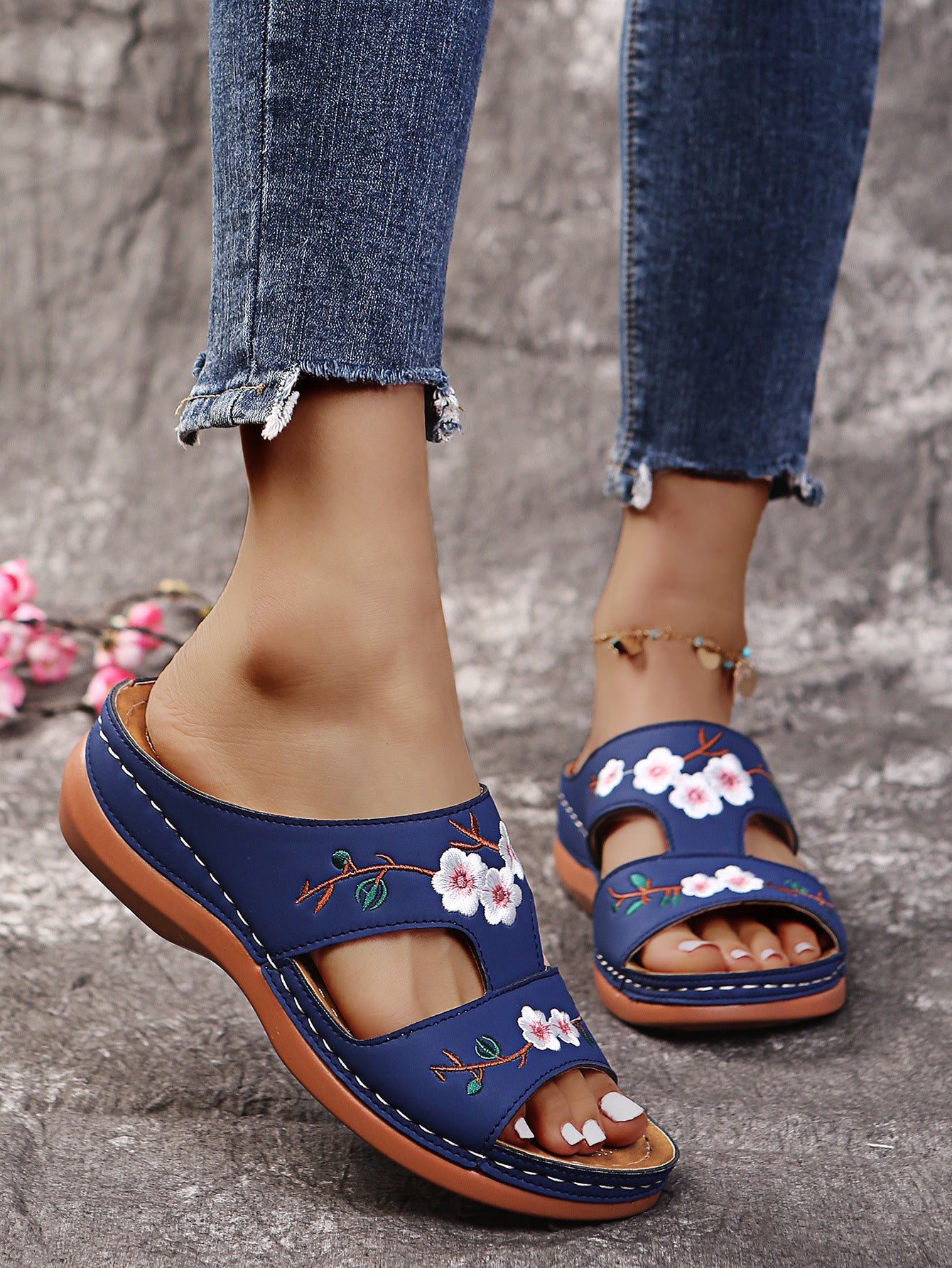 Damen modische Riemchen-Sandalen mit floralen Stickereien und bequemem Fußbett Stalluxe