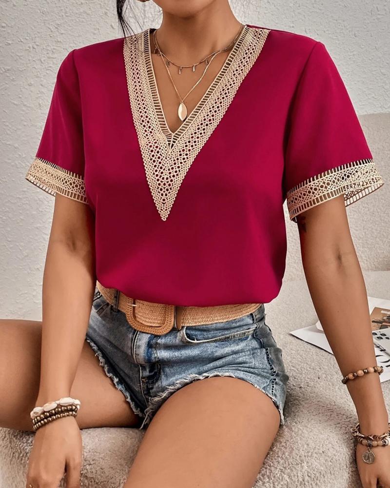 Damen Elegante Bluse mit V-Ausschnitt und dekorativen Spitzenapplikationen Stalluxe