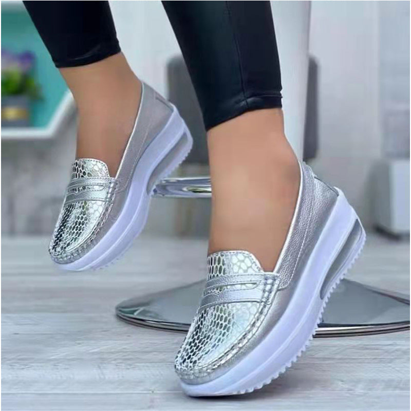 Damen Modische Slip-On Sneakers mit schimmerndem Schlangenleder-Design Stalluxe