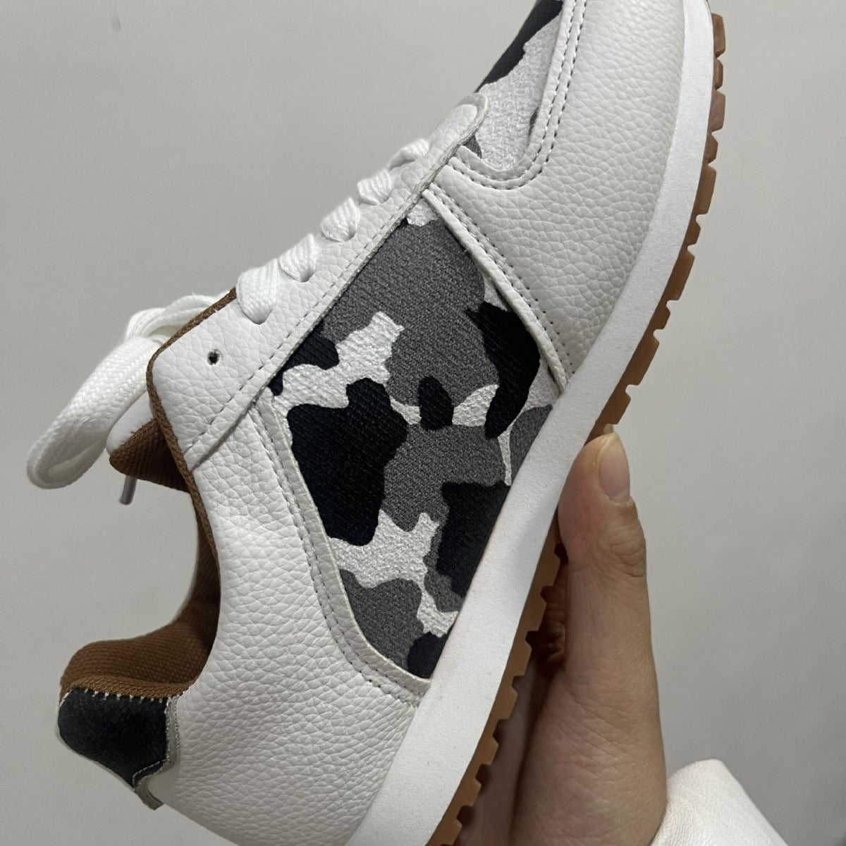 Damen Sneakers im modernen Kuhfell-Design mit flexiblem Sohlenkomfort Stalluxe