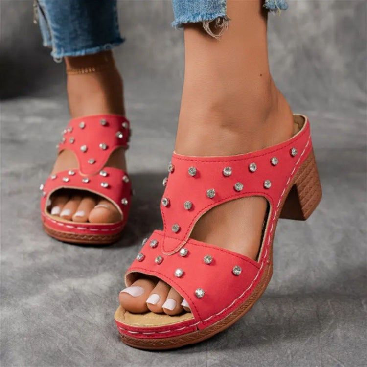 Damen Plattform-Sandalen mit modischen Nieten und bequemem Fußbett Stalluxe
