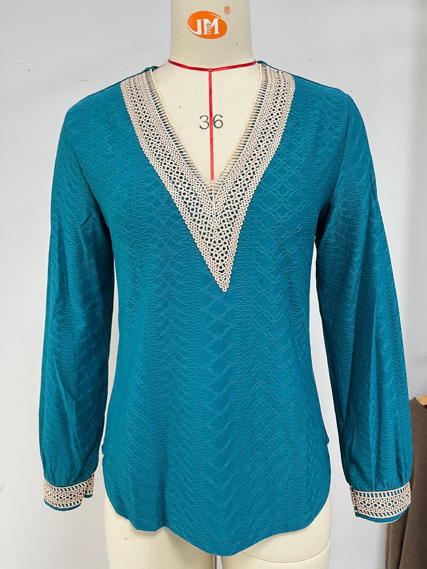Damen Langarm Blusenshirt mit dekorativem V-Ausschnitt und Häkelelementen Stalluxe