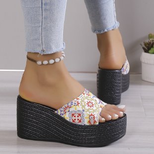 Damen Plateau-Pantoletten mit verspieltem Herzdesign Stalluxe