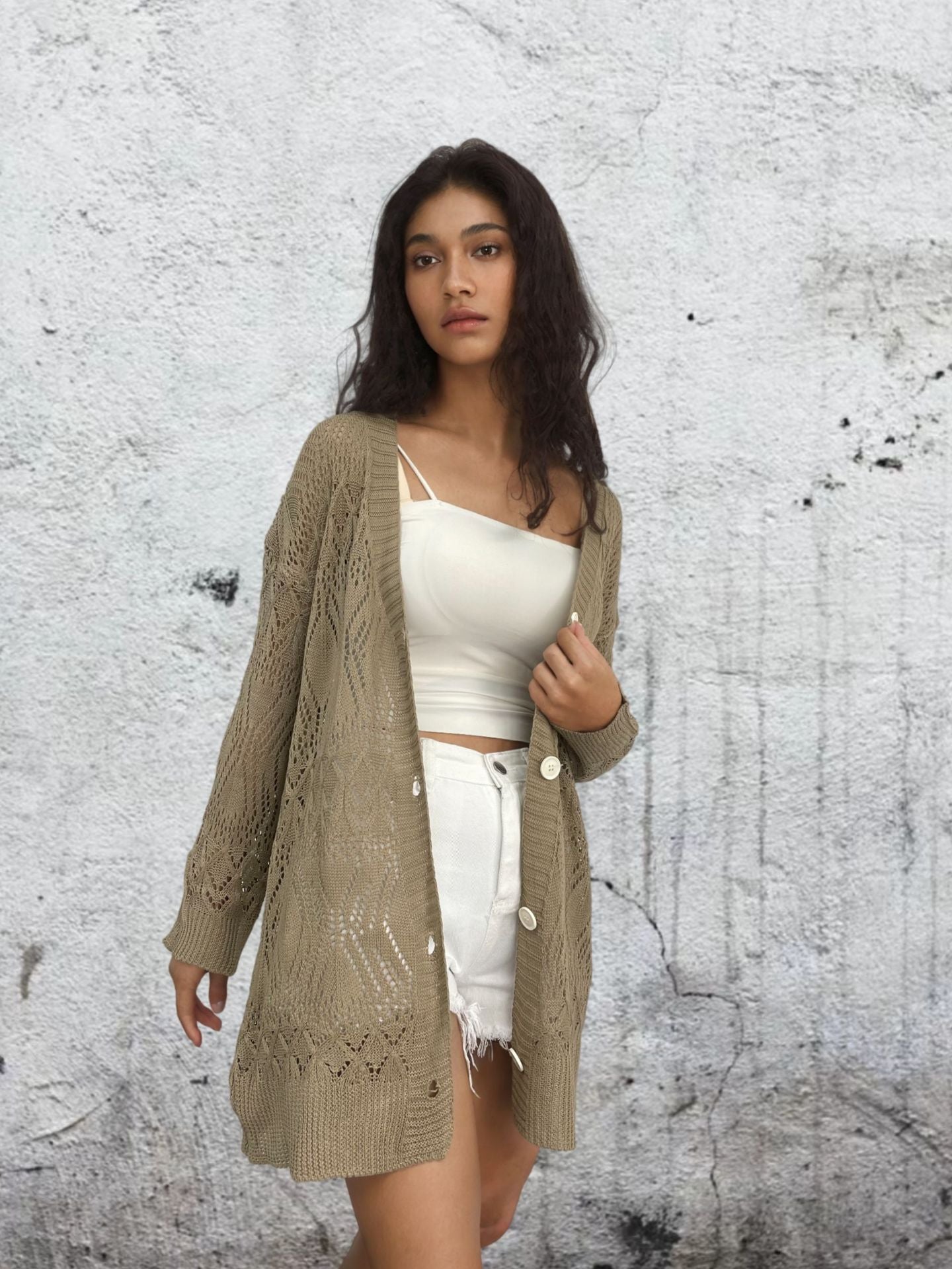 Damen Luftige Strickjacke mit filigranem Häkelmuster und Knopfdetails Stalluxe