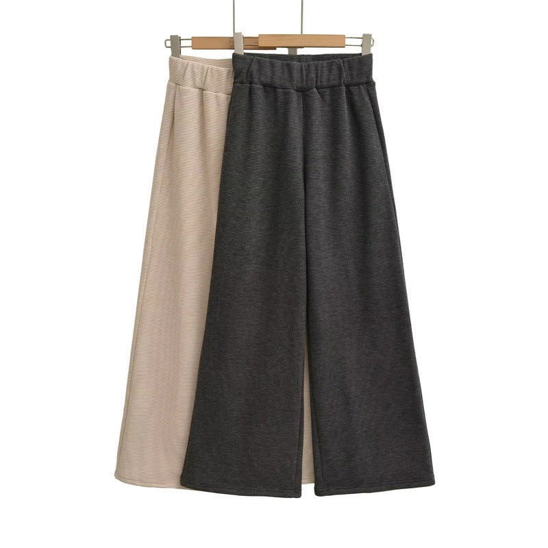 Damen Freizeitanzug mit hochgeschlossenem Kragen und weiten Hosen Stalluxe