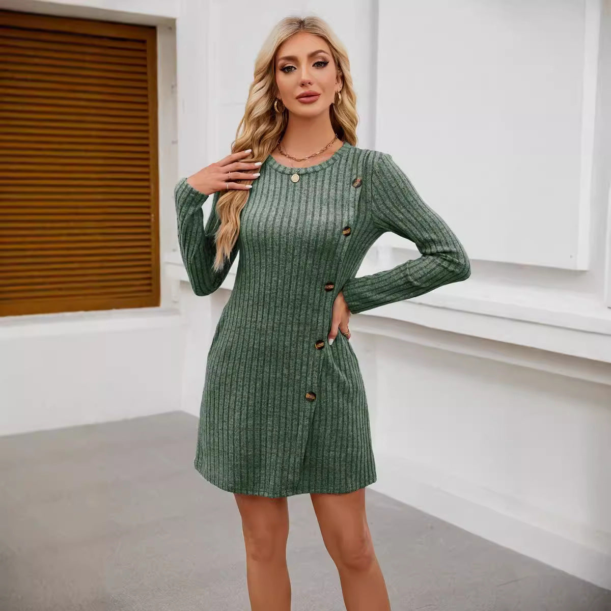 Damen Strickkleid mit hochwertigem Rippdesign und dekorativen Knöpfen Stalluxe