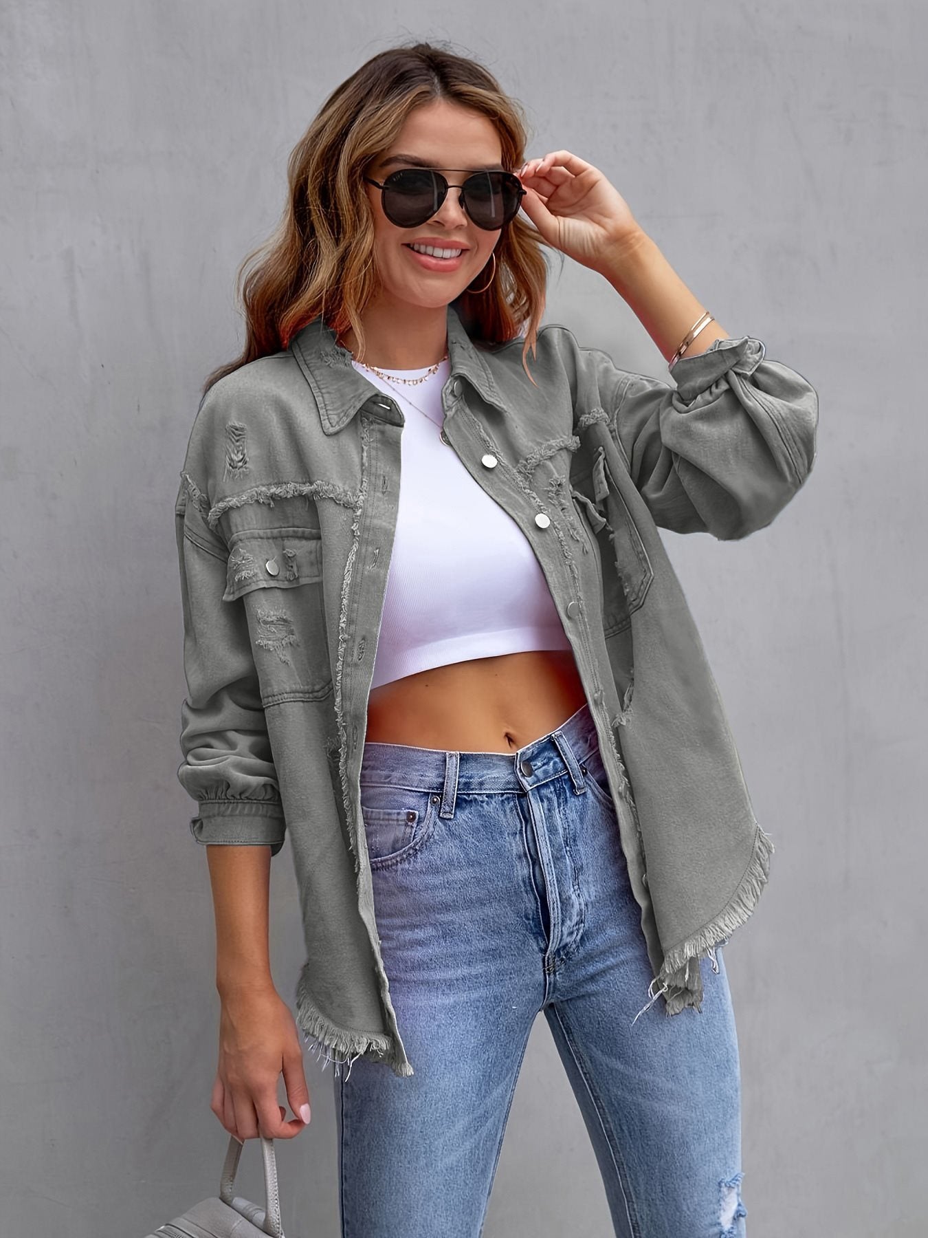Damen oversized Jeansjacke mit fransigen Säumen und aufgesetzten Taschen Stalluxe