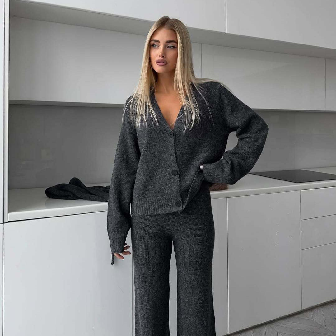 Damen kuscheliger Strickanzug mit weitem Schnitt und Knopfdetails Stalluxe