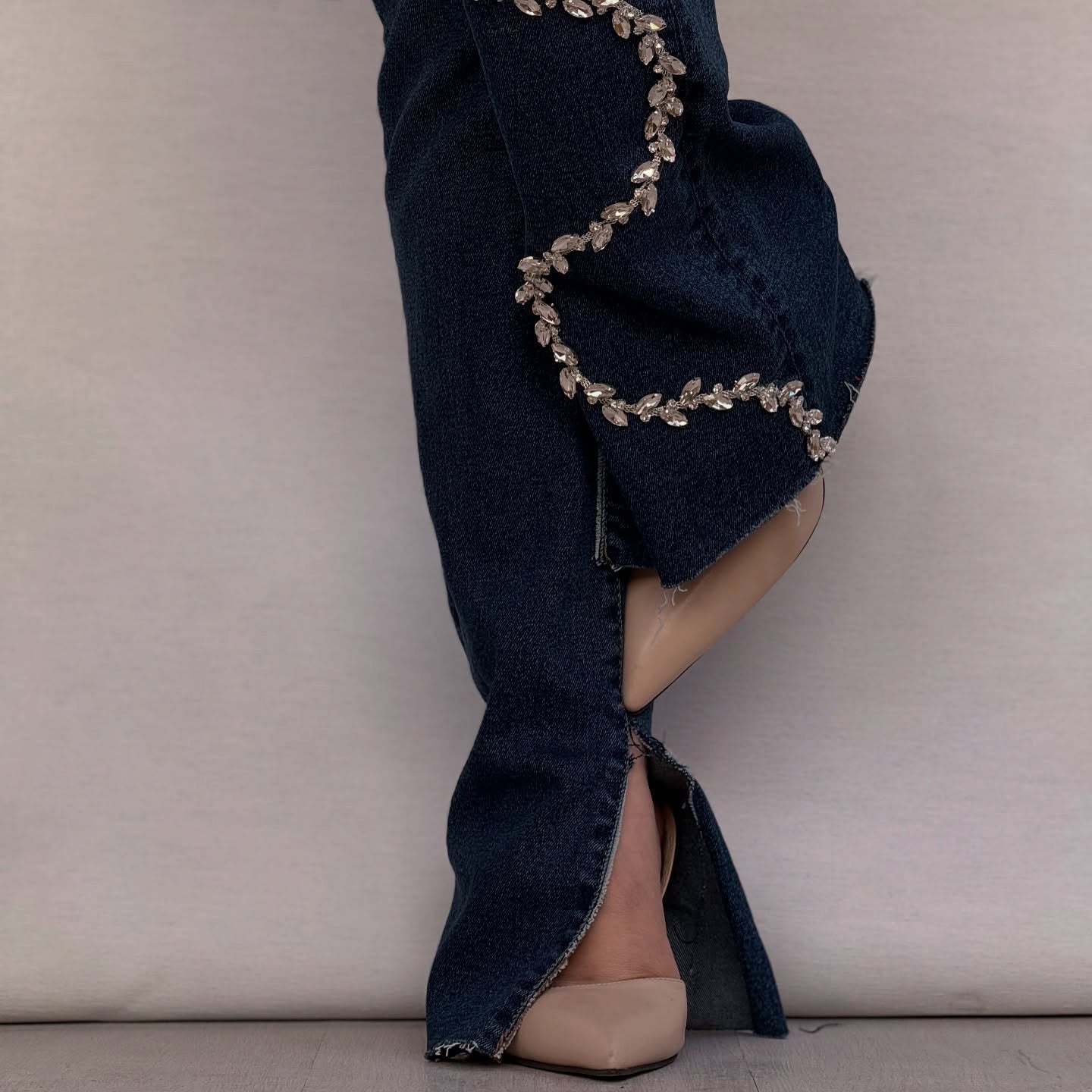 Damen Bootcut-Jeans mit glitzernden Applikationen und fransigen Abschlüssen Stalluxe