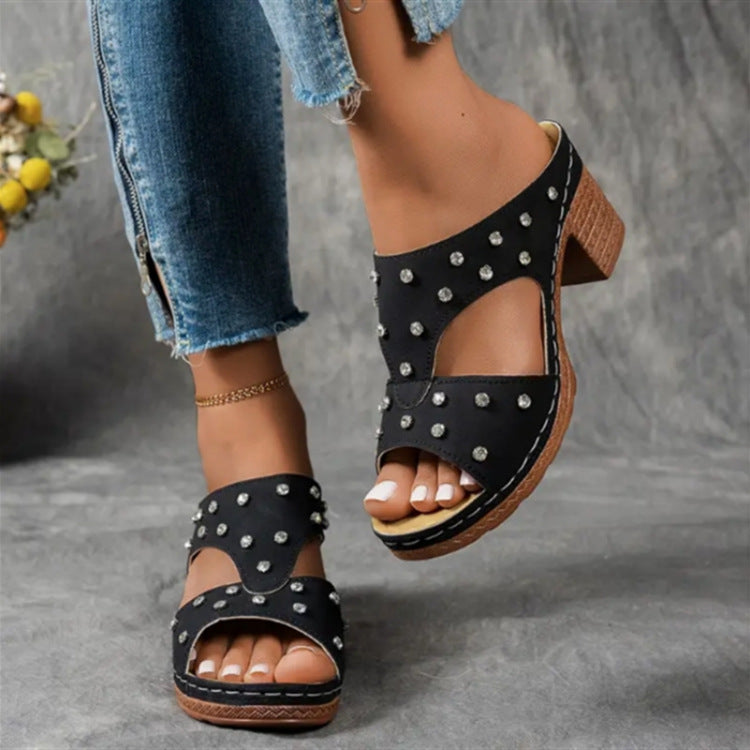Damen Plattform-Sandalen mit modischen Nieten und bequemem Fußbett Stalluxe