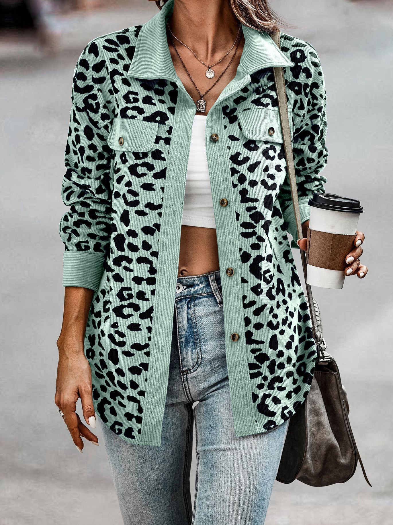 Damen Freizeitjacke mit strukturiertem Leopardenmuster und praktischen Taschen Stalluxe