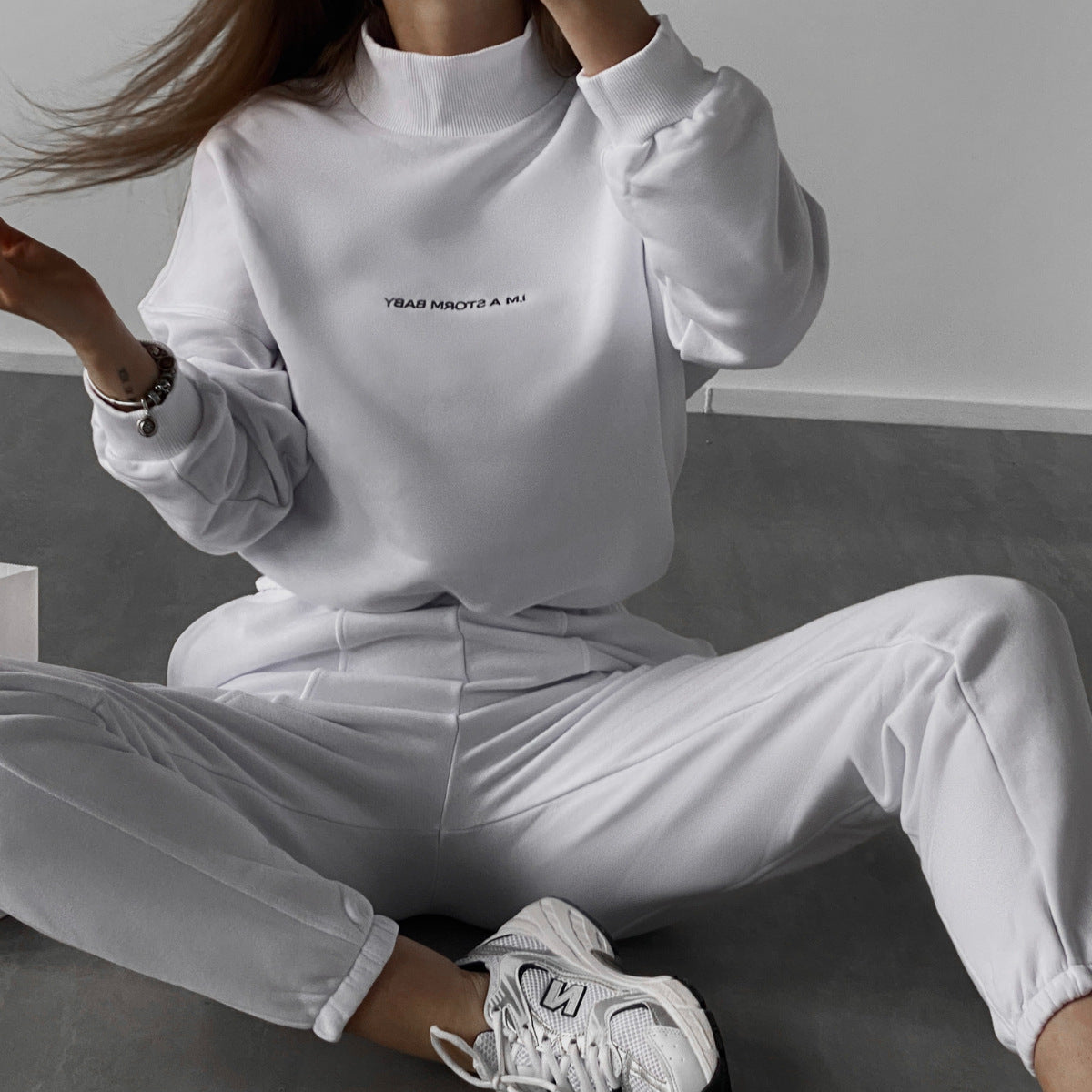 Damen sportlicher Lounge-Anzug mit hohem Kragen und weiten Ärmeln Stalluxe