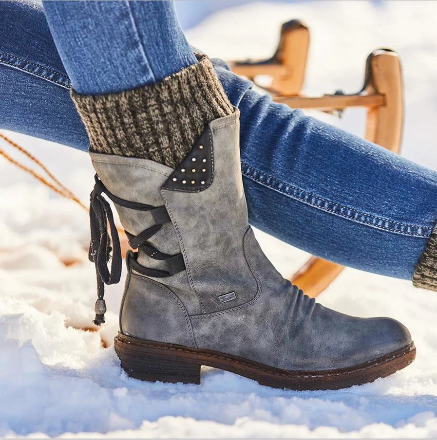 Damen Winterliche Stiefel aus weichem Wildleder mit dekorativem Riemendesign Stalluxe