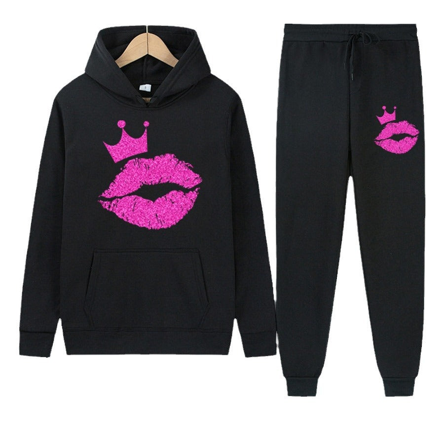 Damen Kapuzen-Pullover und Jogginghose Set mit auffälligem Lippenmotiv und Krönchen Stalluxe