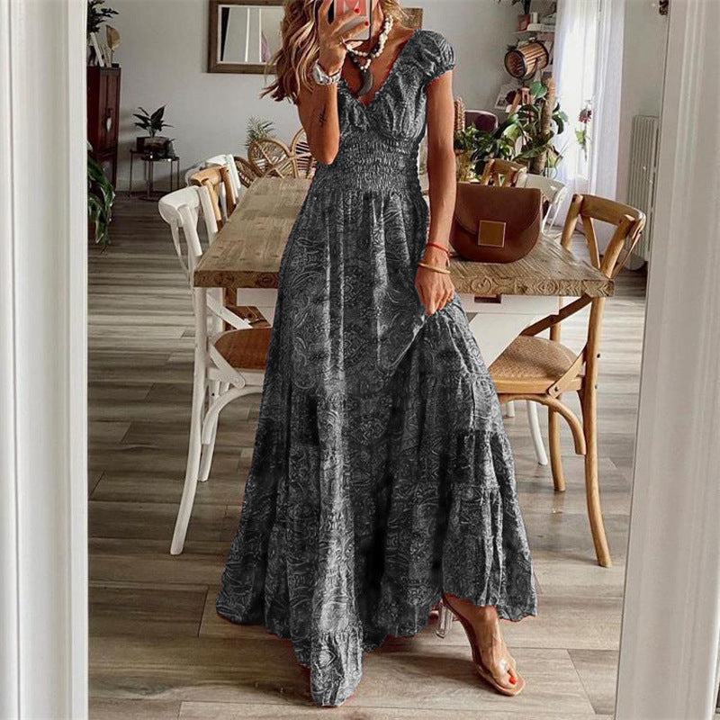 Damen Maxikleid mit tiefem V-Ausschnitt und femininem Muster Stalluxe