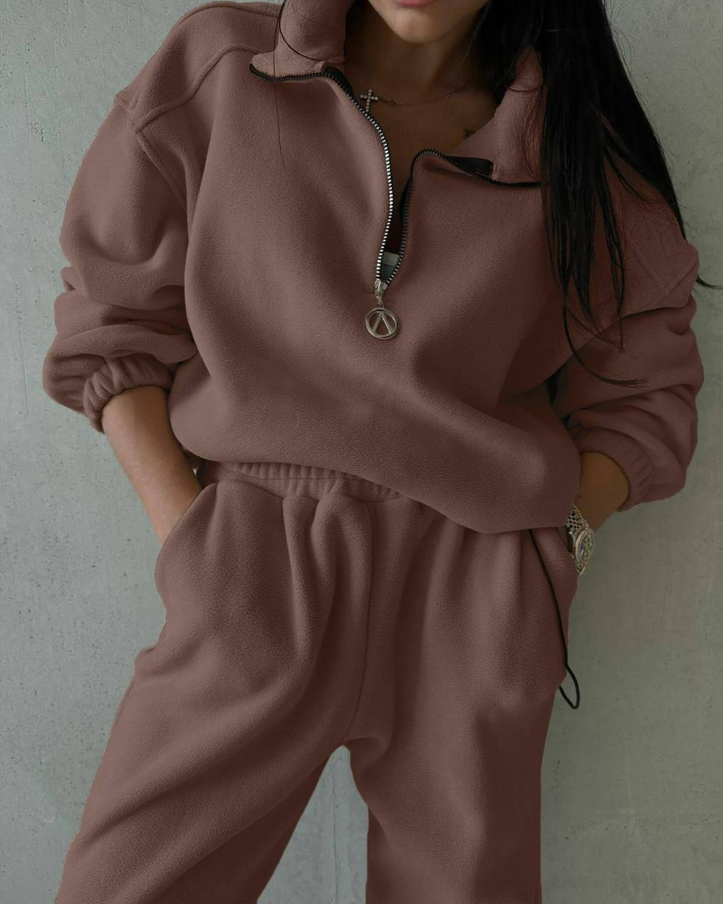 Damen Fleece Trainingsanzug mit hohem Kragen und praktischen Taschen Stalluxe