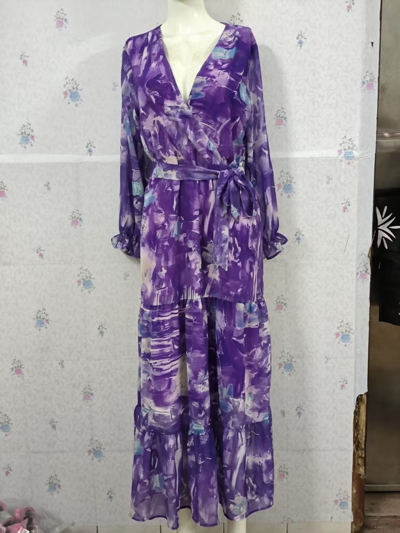 Damen Maxikleid mit floralem Design und legerem V-Ausschnitt Stalluxe