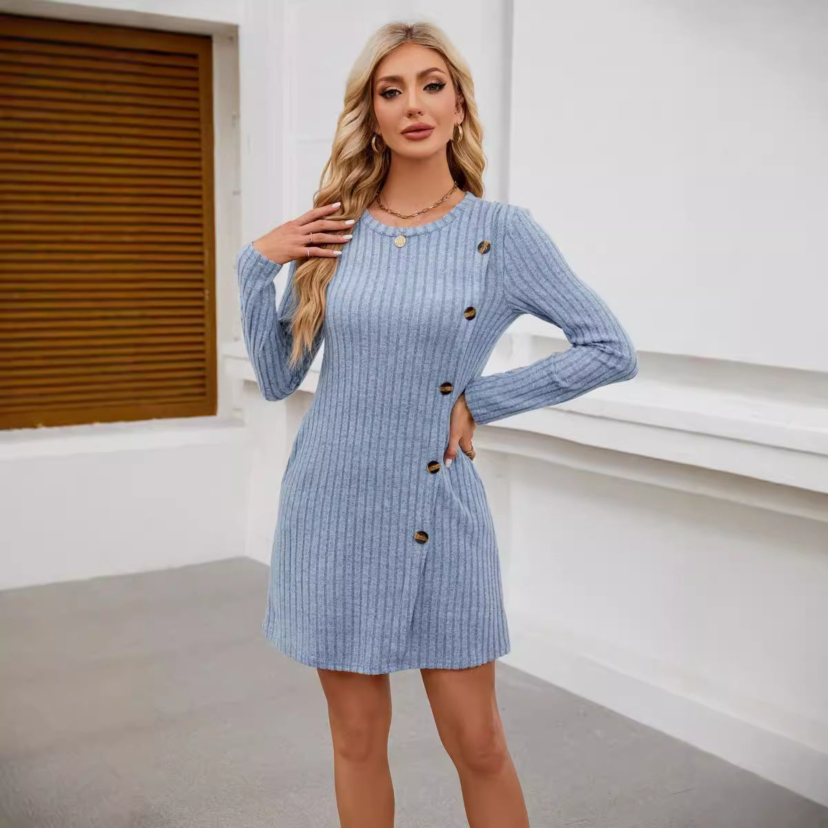 Damen Strickkleid mit hochwertigem Rippdesign und dekorativen Knöpfen Stalluxe