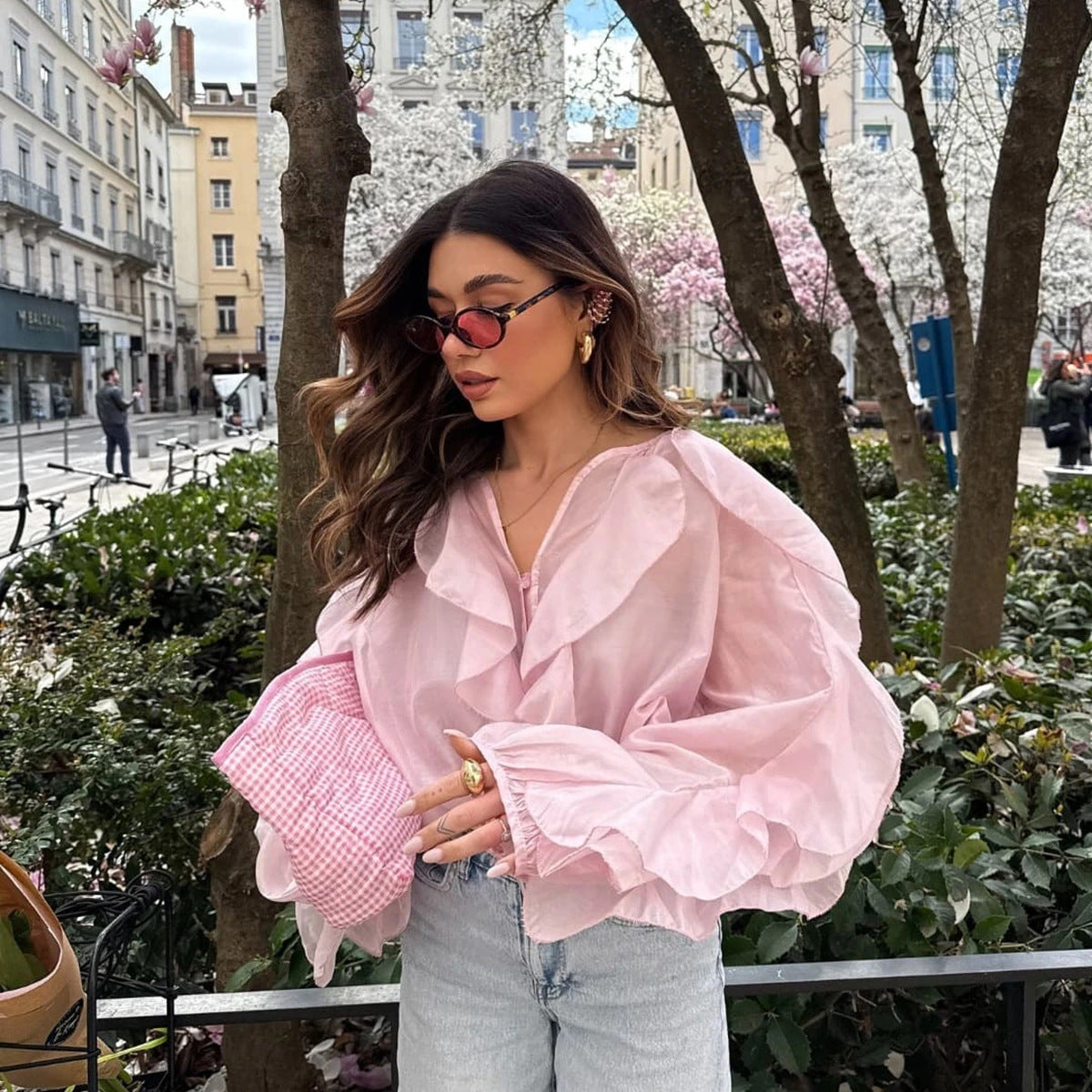 Damen Bluse mit voluminösen Rüschendetails und gewelltem Saum Stalluxe