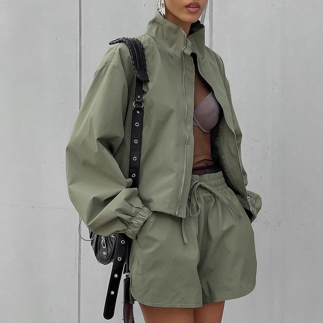Damen stylisches Sportoutfit mit reißfestem Windbreaker und luftigen Shorts Stalluxe