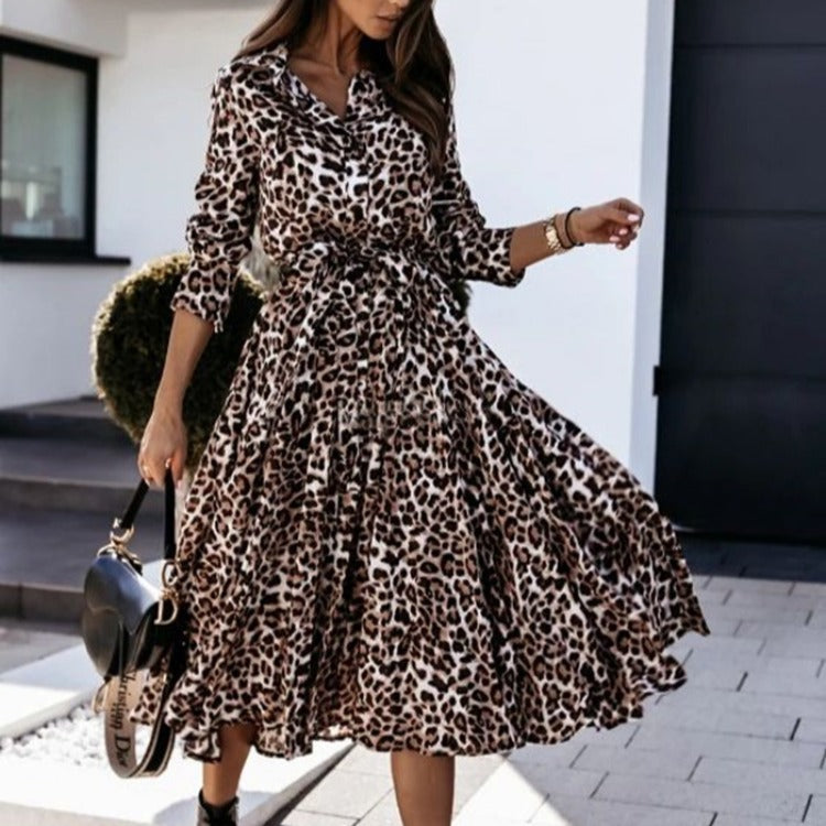 Damen Maxikleid im modernen Leopardenmuster mit eleganter Taillenbetonung und fließendem Rock Stalluxe