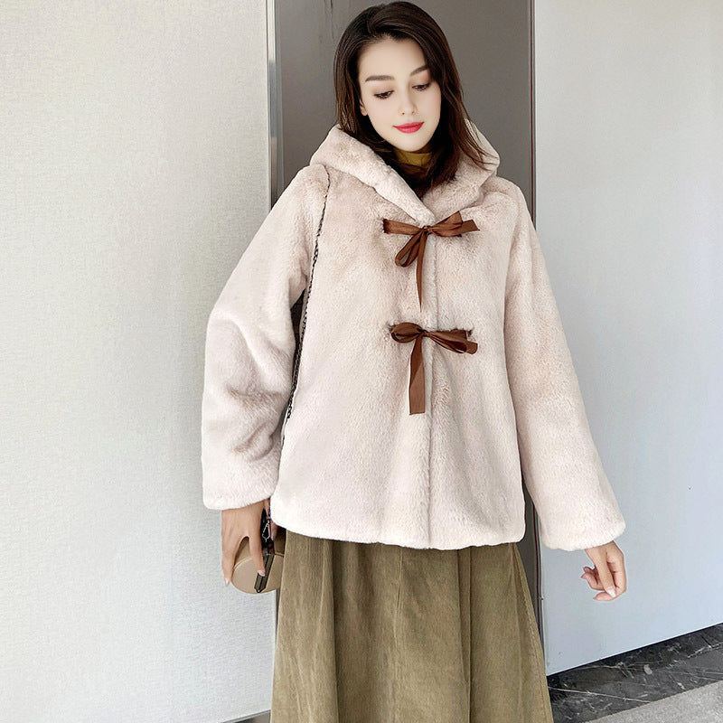 Damen Kuschelige Kunstpelzjacke mit Kapuze und Schleifendetails Stalluxe