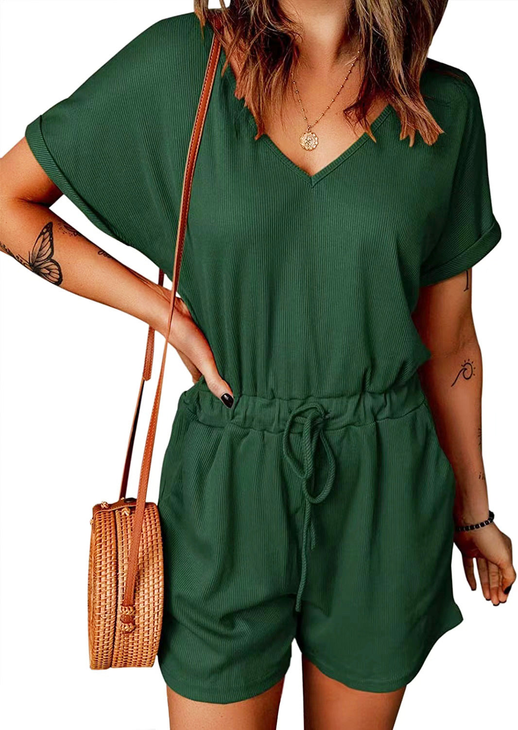 Damen lässiger Kurz-Jumpsuit mit Gürteldetail und tiefem V-Ausschnitt Stalluxe