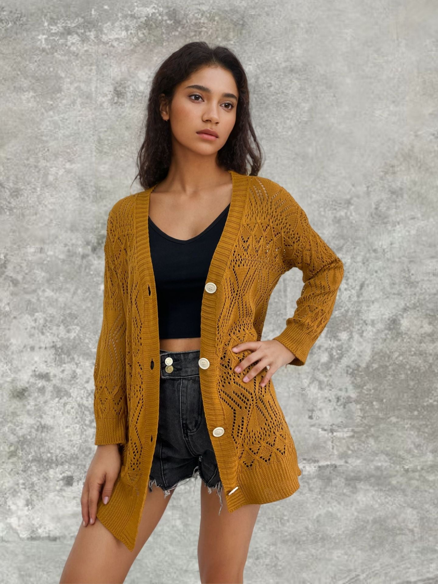 Damen Luftige Strickjacke mit filigranem Häkelmuster und Knopfdetails Stalluxe