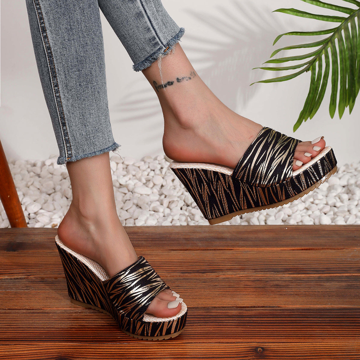 Damen Wedge-Sandalen mit stilvollem Geometrie-Muster und komfortablem Fußbett Stalluxe