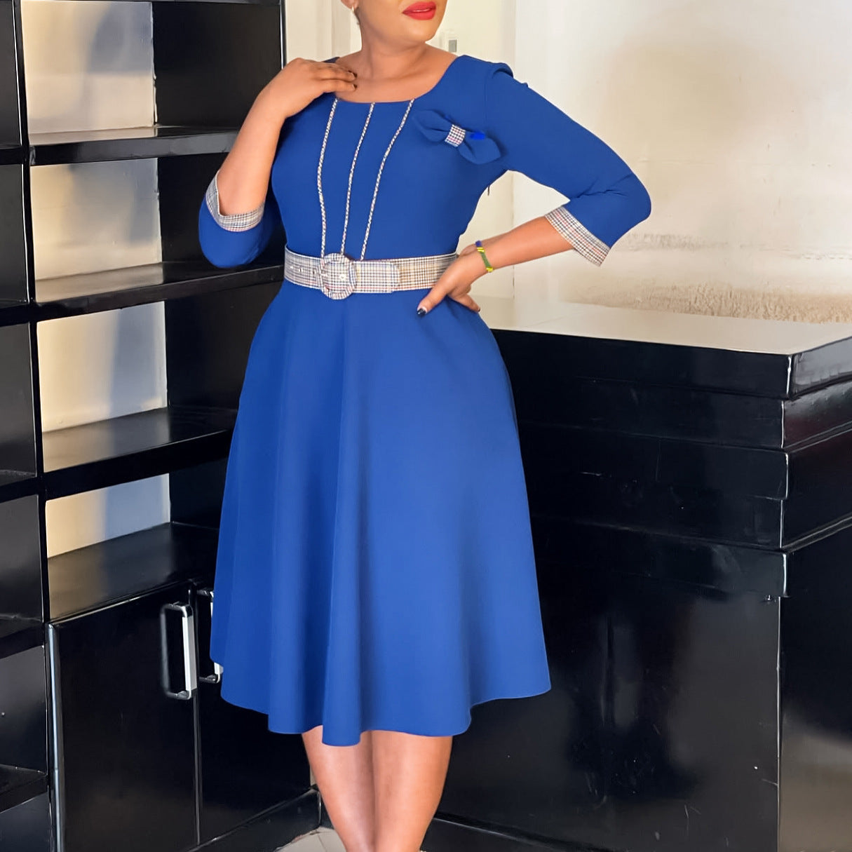 Damen A-Linien Kleid mit dekorativem Taillengürtel und eleganten Details Stalluxe