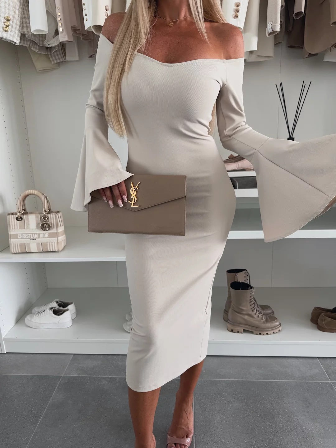 Damen Figurbetontes Kleid mit schulterfreien Ärmeln und ausgestellten Manschetten Stalluxe