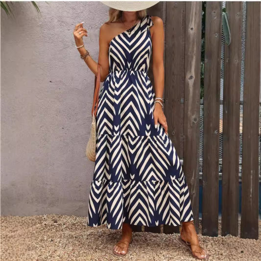 Damen Maxikleid im angesagten One-Shoulder-Design mit gestreiftem Schnitt Stalluxe