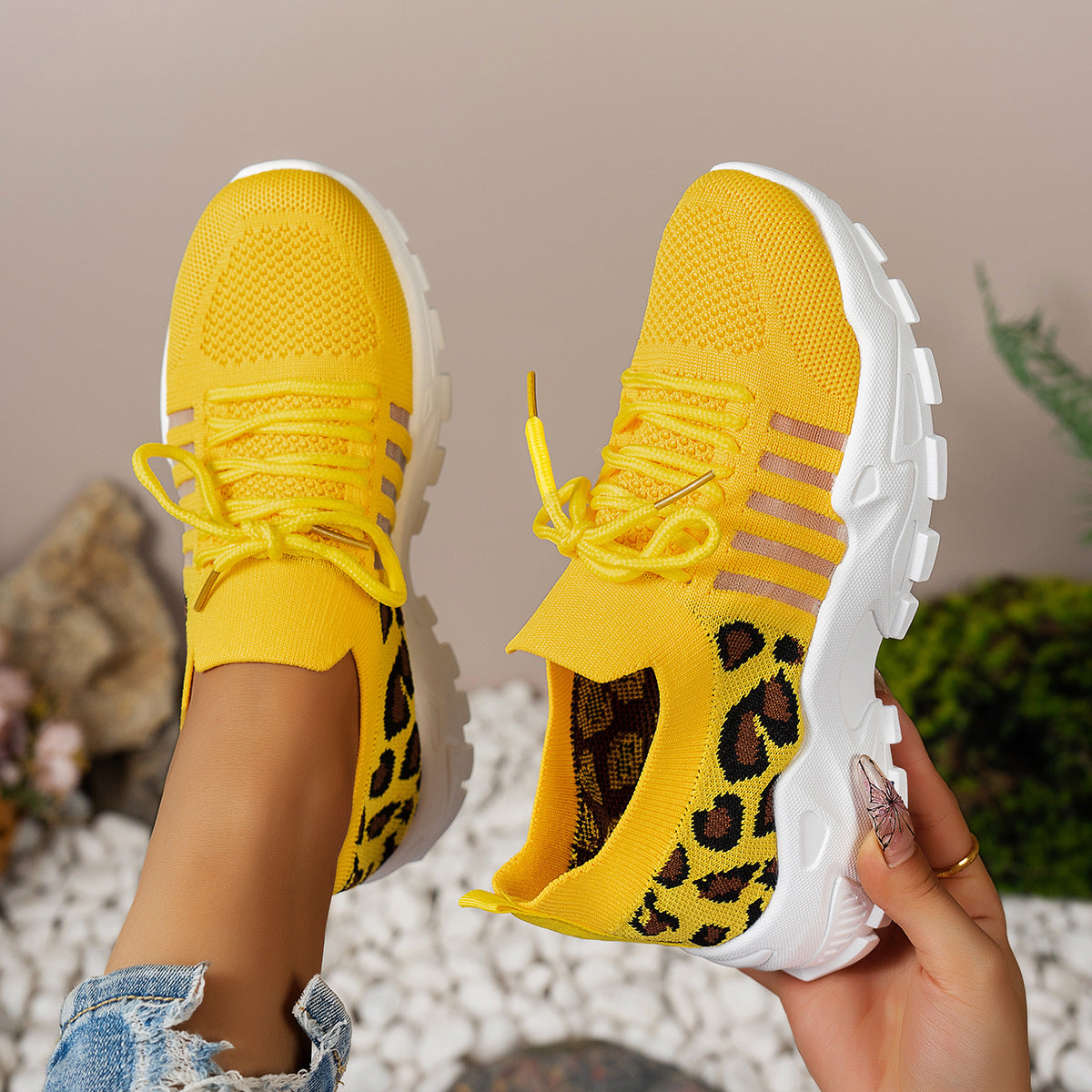 Damen Sportliche Sneakers aus atmungsaktivem Strickmaterial mit auffälligem Leopardenmuster Stalluxe