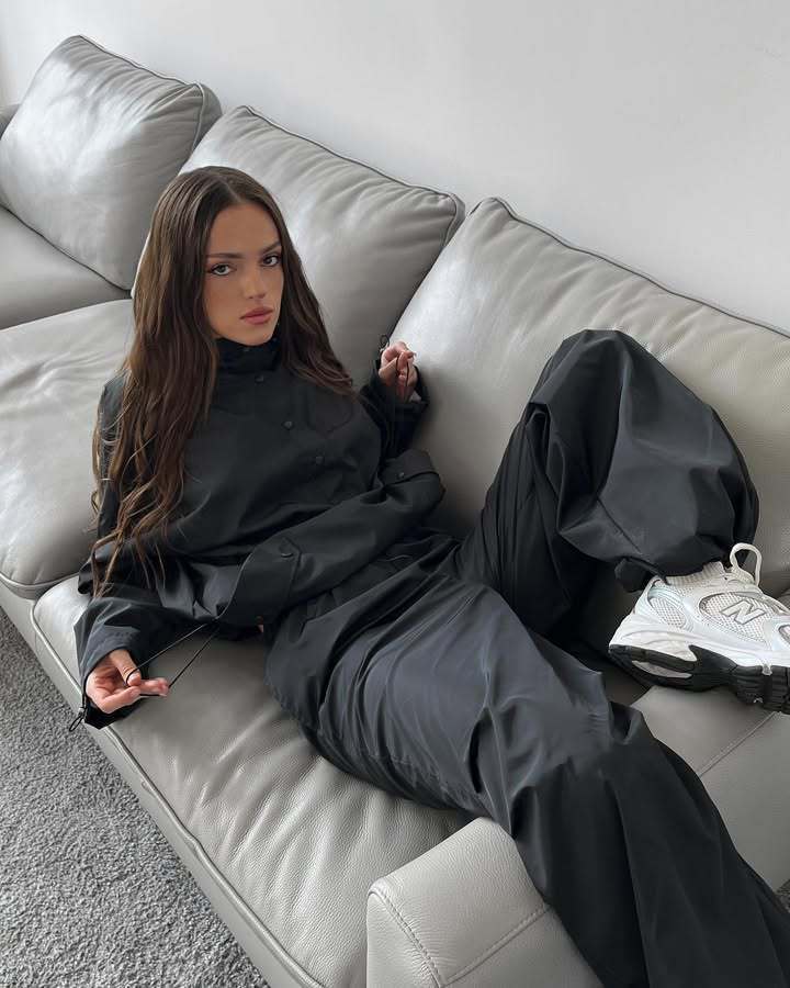 Damen modische Kapuzenjacke mit luftiger Schnittführung und praktischen Taschen Stalluxe